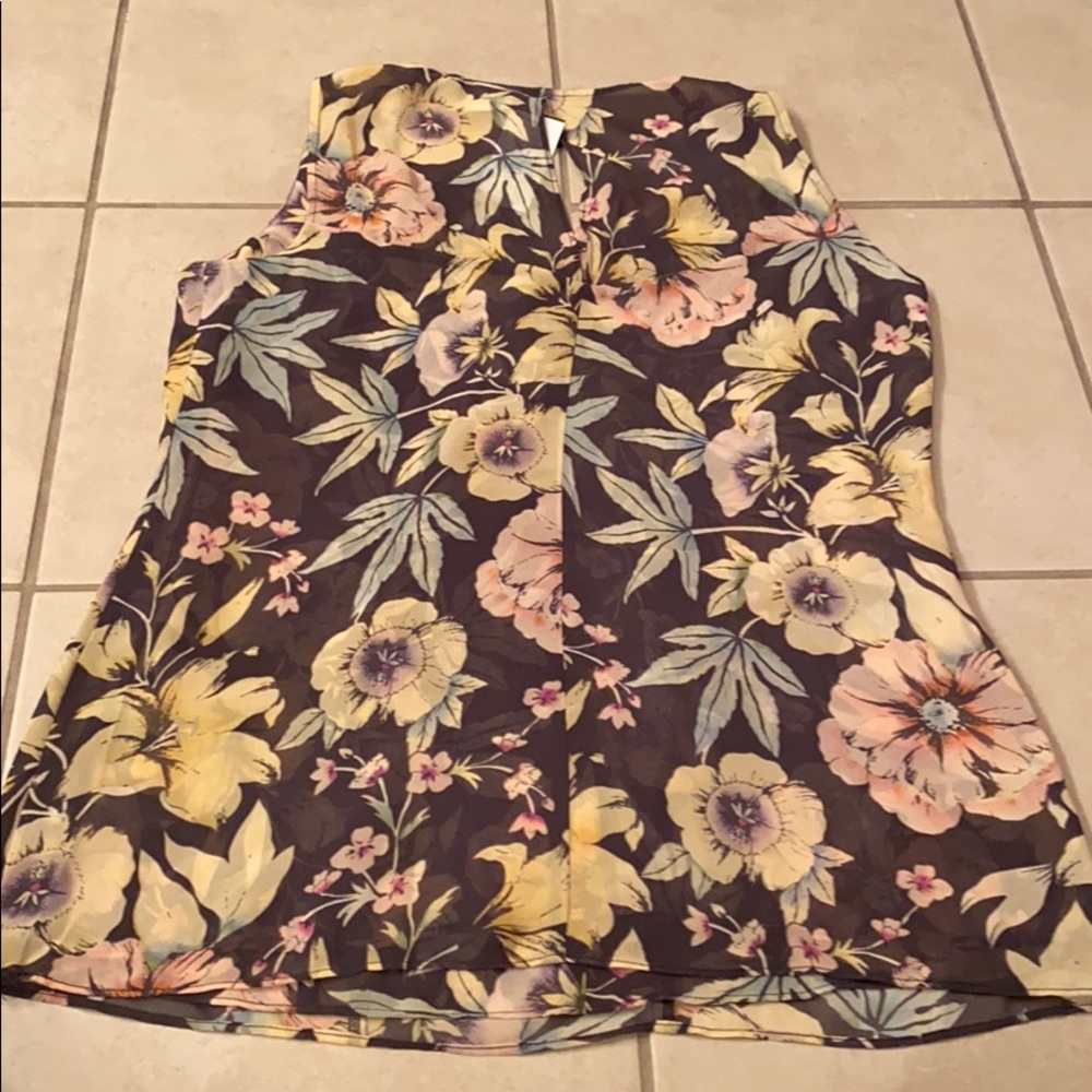 NWT Cabi Ruffle Tank size small - Picture 8 of 8